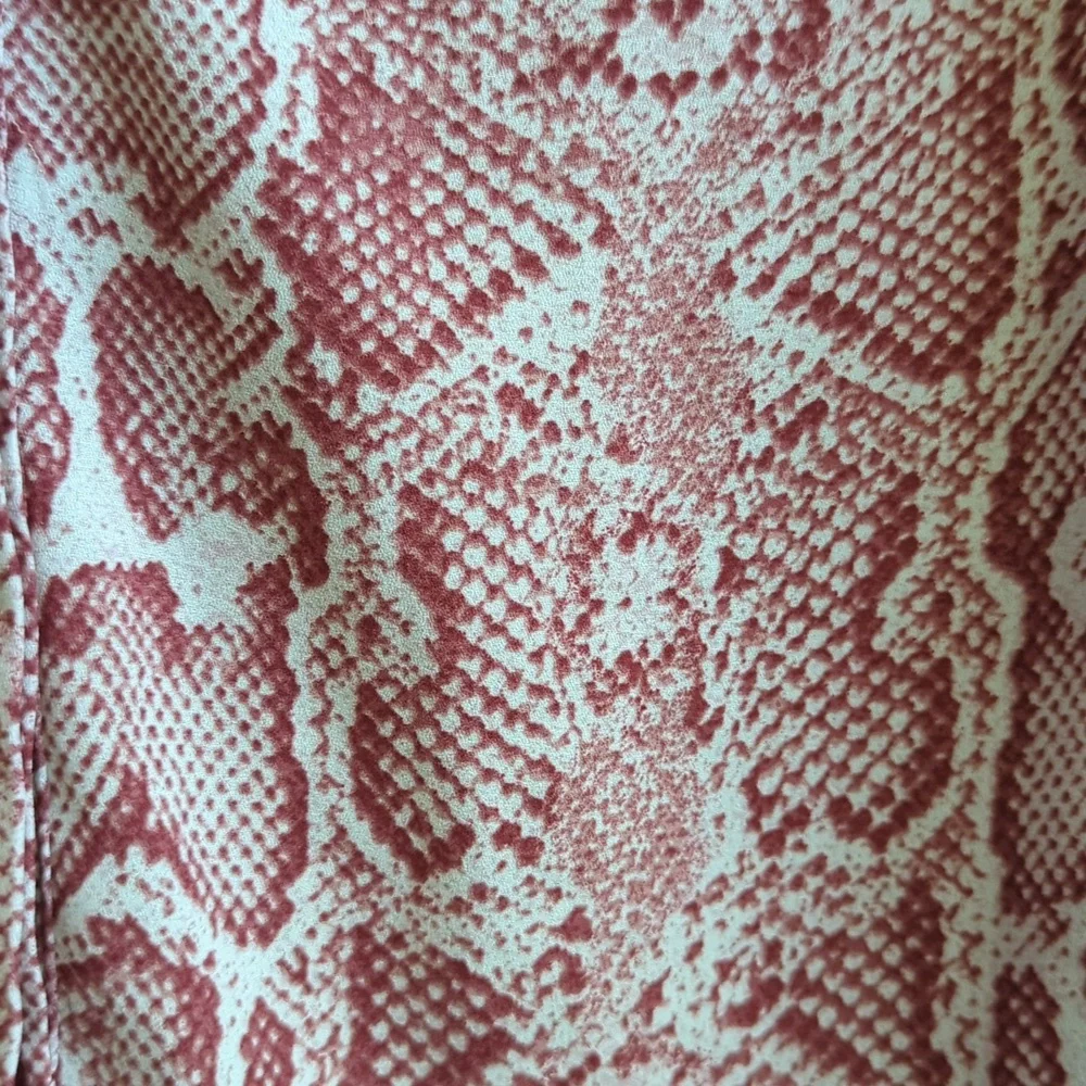 Chelsea & Theodore Sleeveless Button Down Shirt - Picture 4 of 5